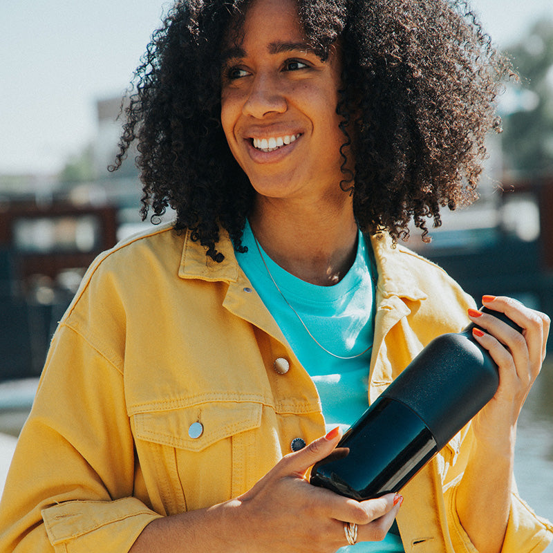 20oz-rise-classic-with-arch-loop-cap-j1 20oz_rise_classic_insulated_bottle_black_woman_smile_square.jpg