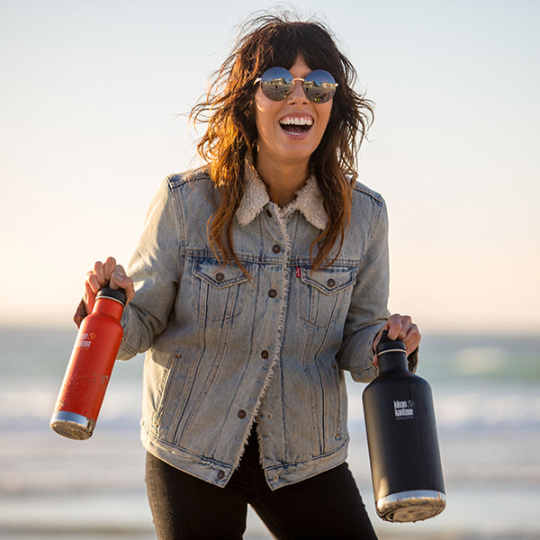 64oz-classic-with-loop-cap-u7 64oz_insulated_classic_black_beach_smile_square.jpg